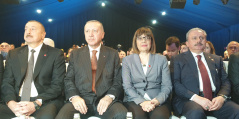30. новембар 2019. председница Народне скупштине Маја Гојковић са председником Турске Реџепом Тајипом Ердоганом и Азербејџана Илхамом Алијевим